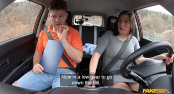 Ehliyet sınavından geçmek için öğretmene veriyor